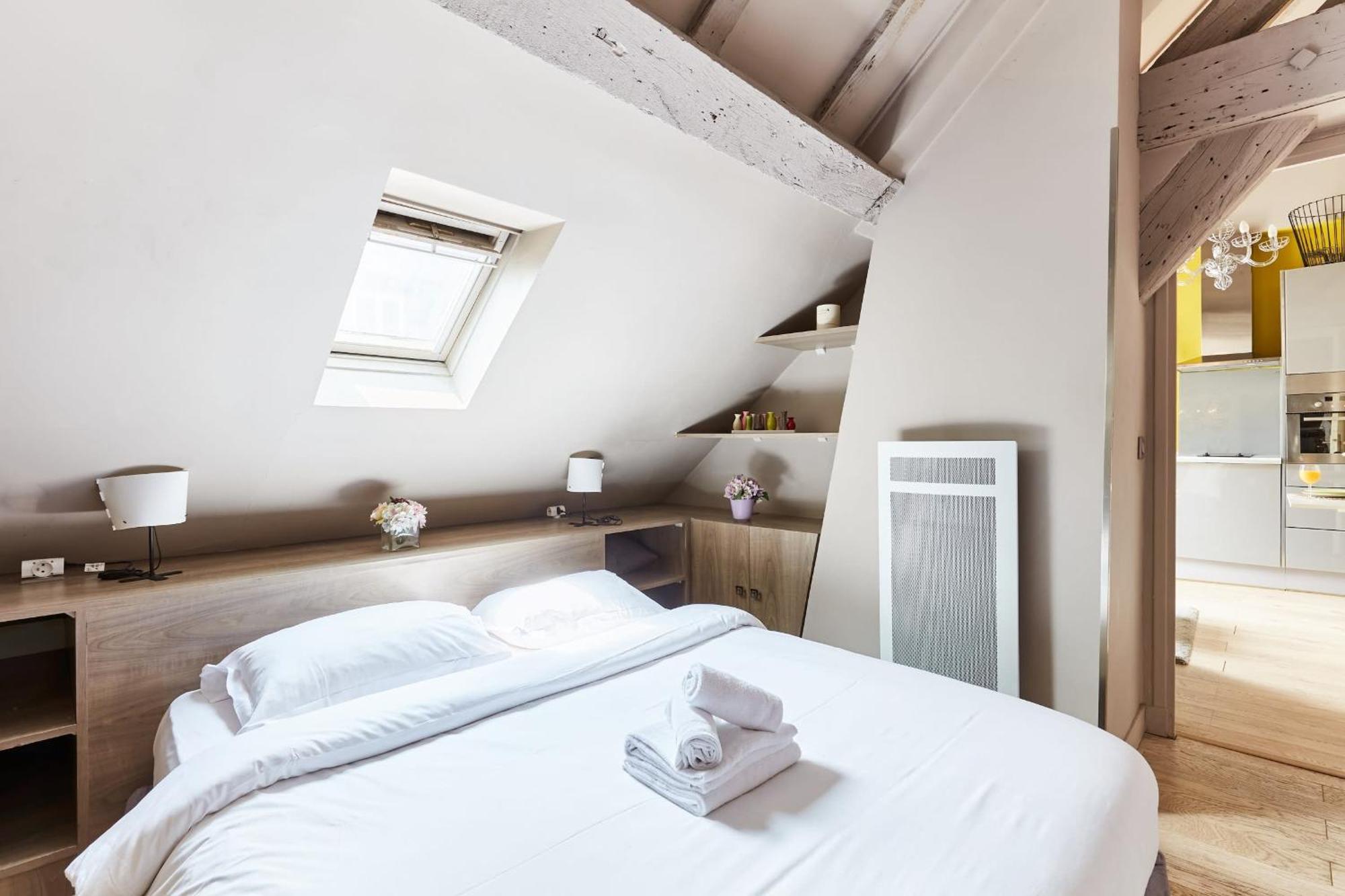 Place Des Vosges - 1Br With Balcony - Cityapartmentstay Paris Dış mekan fotoğraf