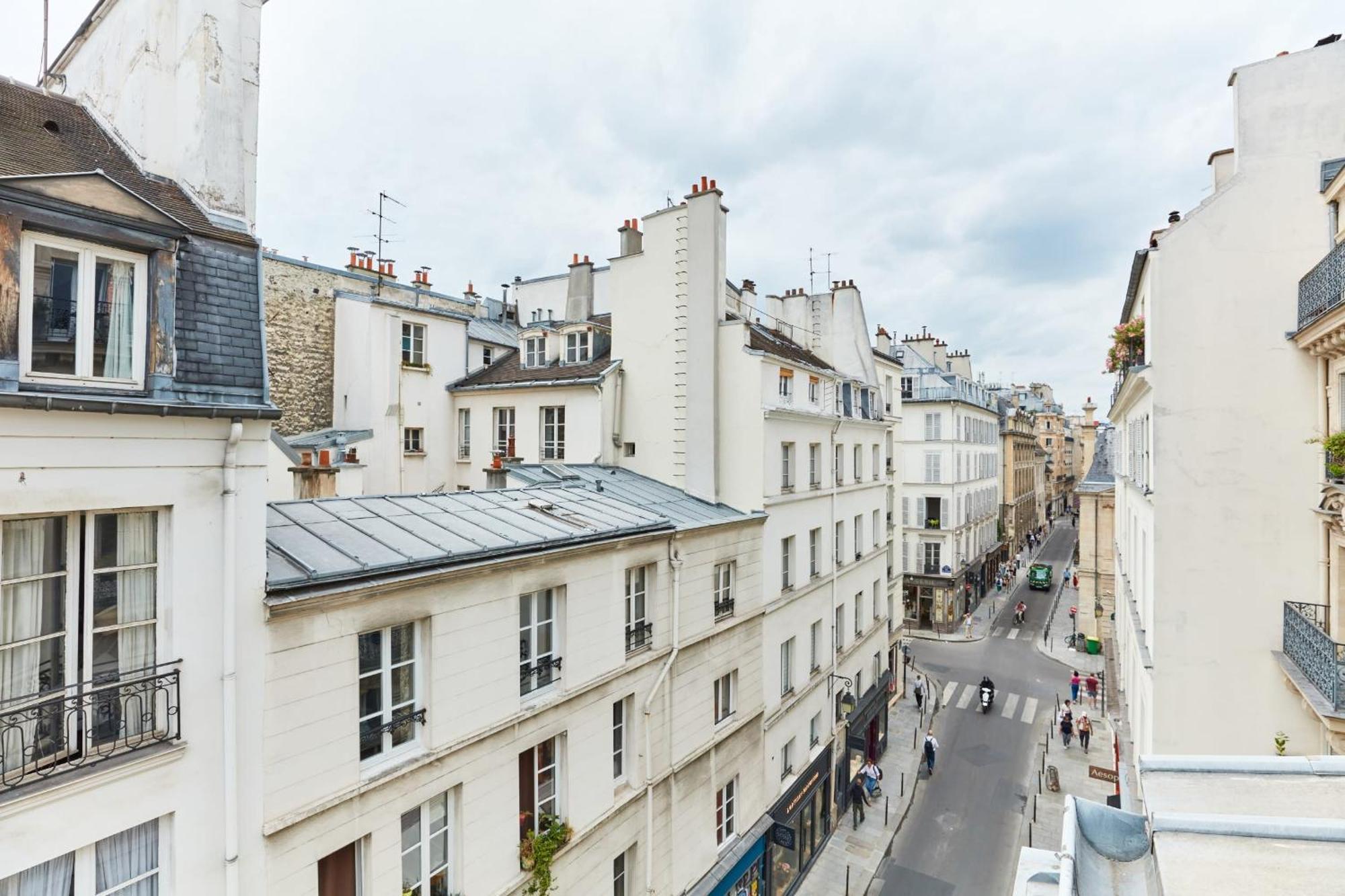 Place Des Vosges - 1Br With Balcony - Cityapartmentstay Paris Dış mekan fotoğraf